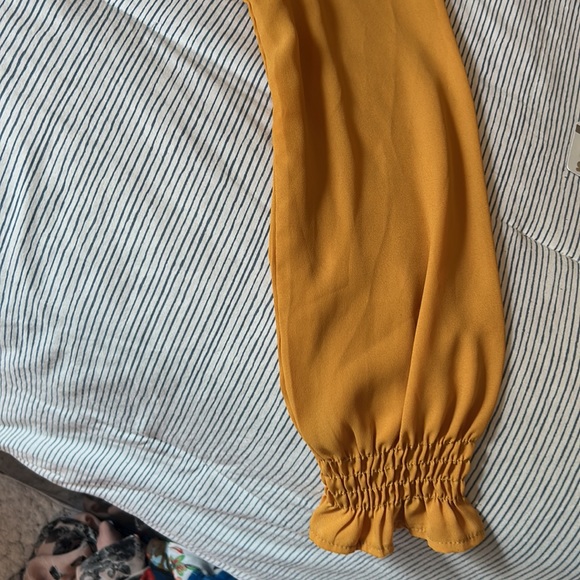 Woman’s blouse - Picture 5 of 5